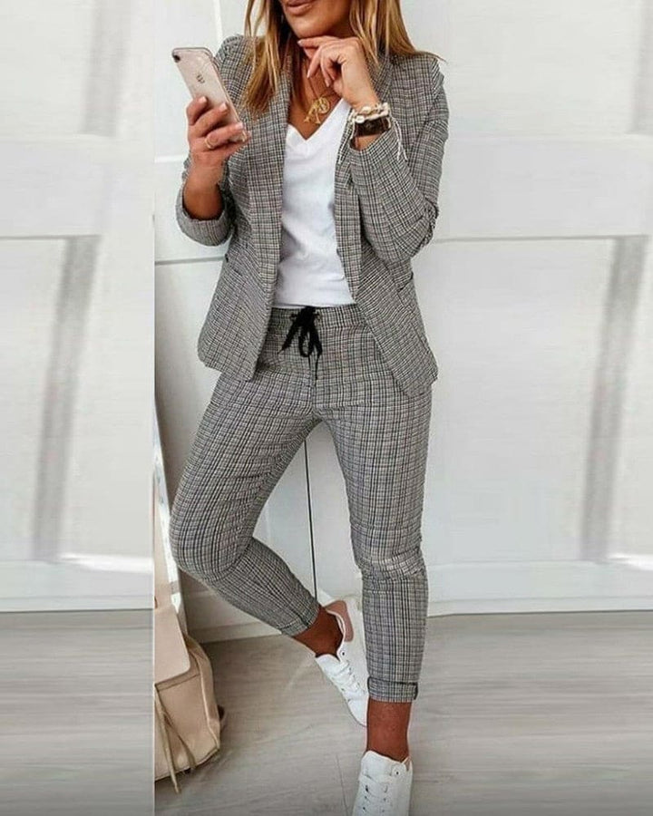 Conjunto de Blazer a Cuadros y Pantalones Ajustados