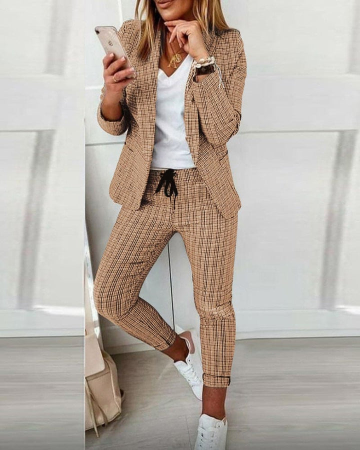 Conjunto de Blazer a Cuadros y Pantalones Ajustados