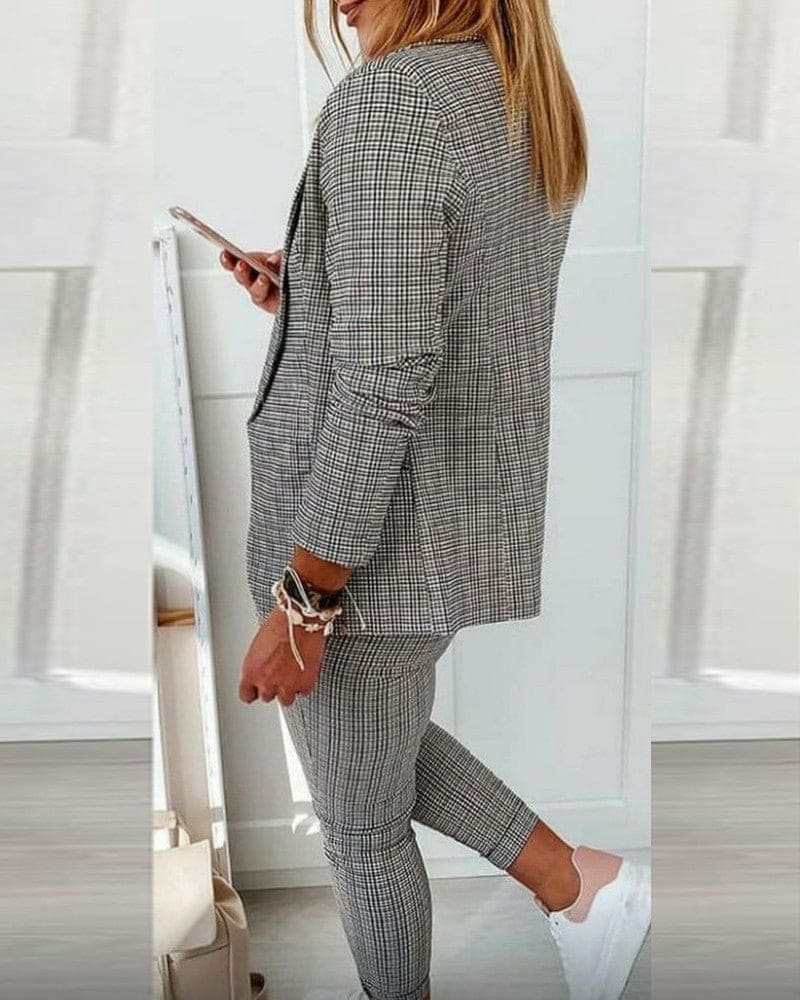 Conjunto de Blazer a Cuadros y Pantalones Ajustados