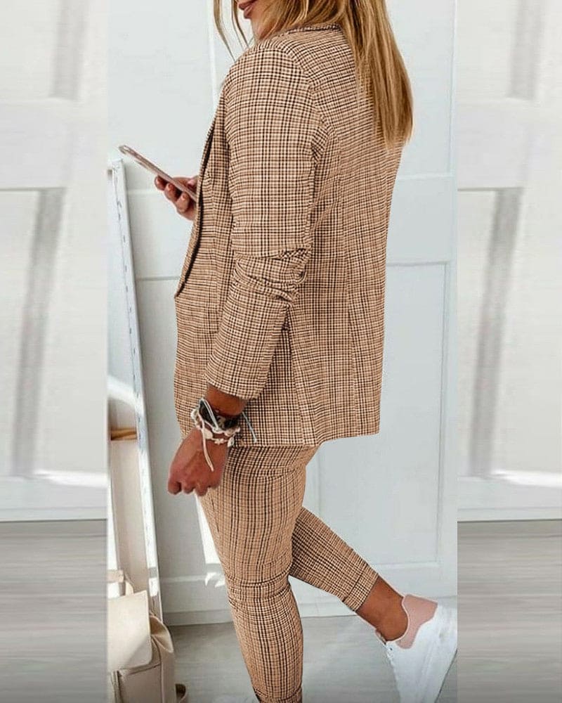 Conjunto de Blazer a Cuadros y Pantalones Ajustados