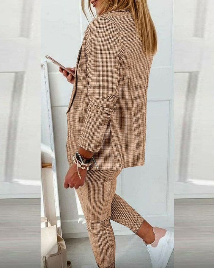 Conjunto de Blazer a Cuadros y Pantalones Ajustados