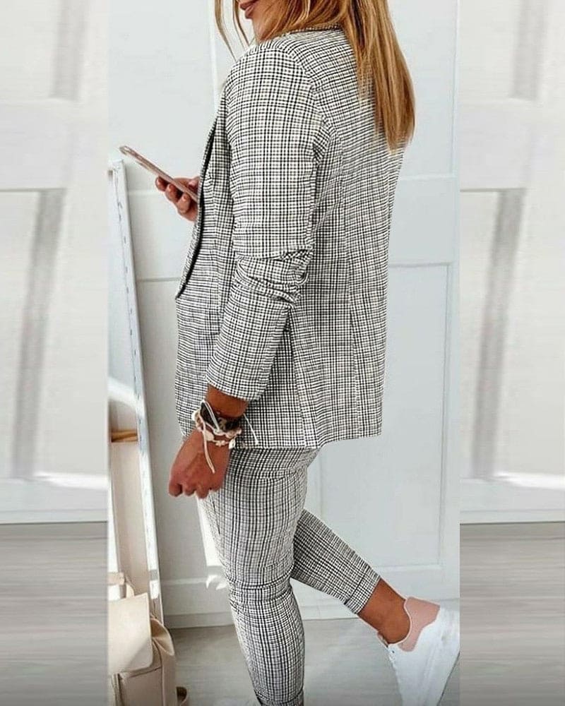 Conjunto de Blazer a Cuadros y Pantalones Ajustados