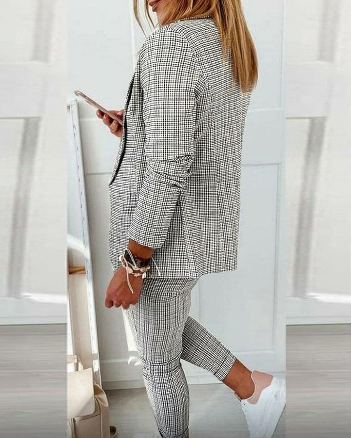 Conjunto de Blazer a Cuadros y Pantalones Ajustados