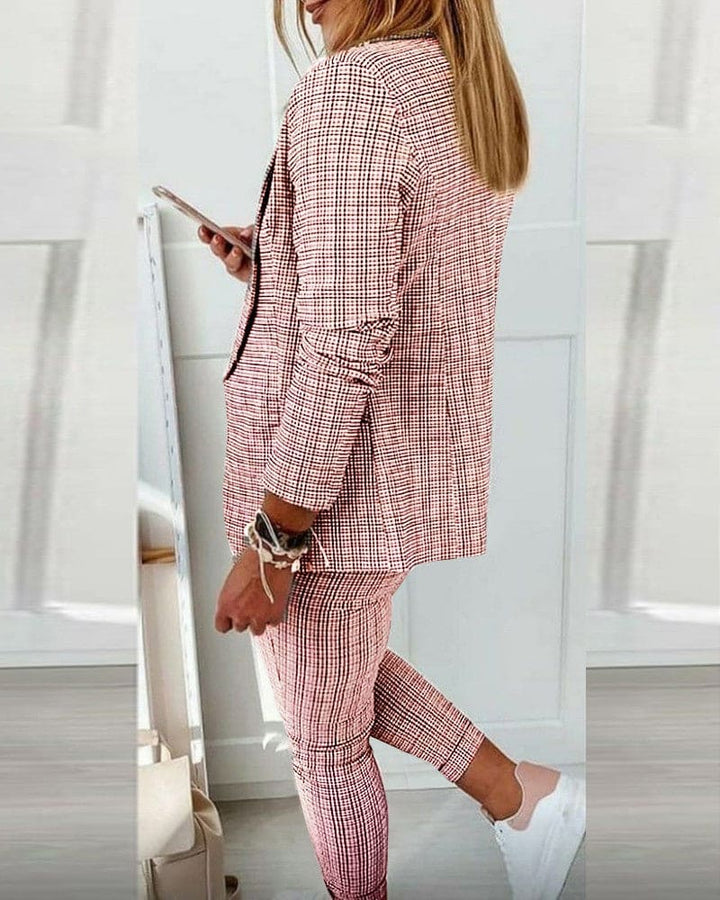 Conjunto de Blazer a Cuadros y Pantalones Ajustados