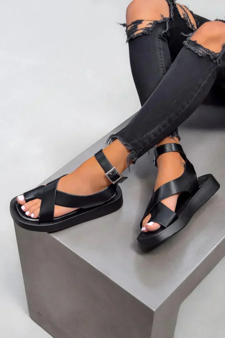 Sandalias cómodas con hebilla y plataforma
