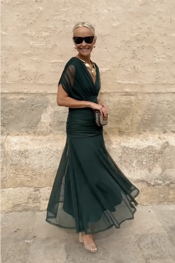 Elegancka długa sukienka na imprezę z dekoltem w serek