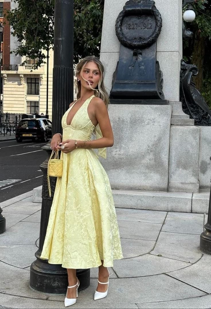 Ozdobiona sukienka maxi z dekoltem w serek na formalne okazje
