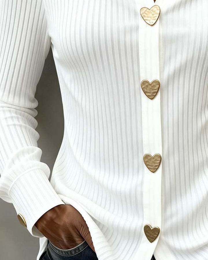 Camisa con botones y diseño de corazón