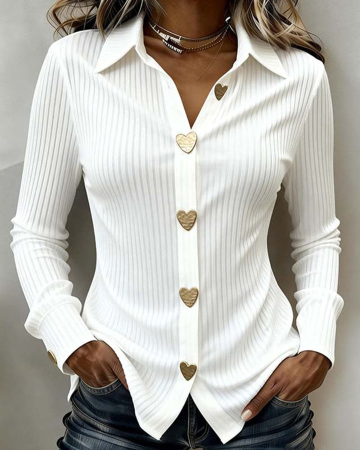 Camisa con botones y diseño de corazón