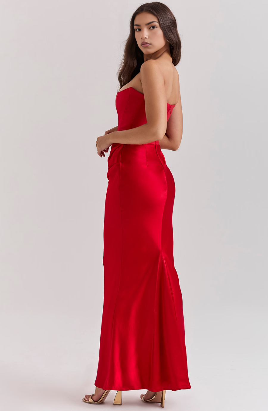 Dlouhé večerní šaty bez ramínek s krajkou a elegantním střihem
