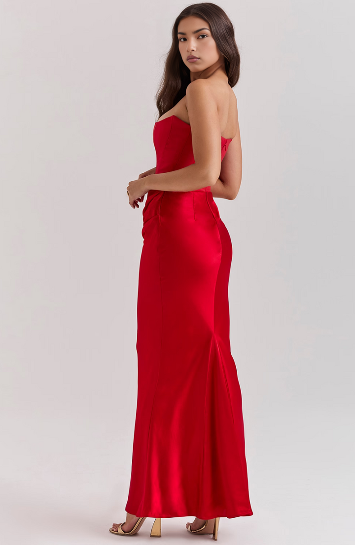 Dlouhé večerní šaty bez ramínek s krajkou a elegantním střihem