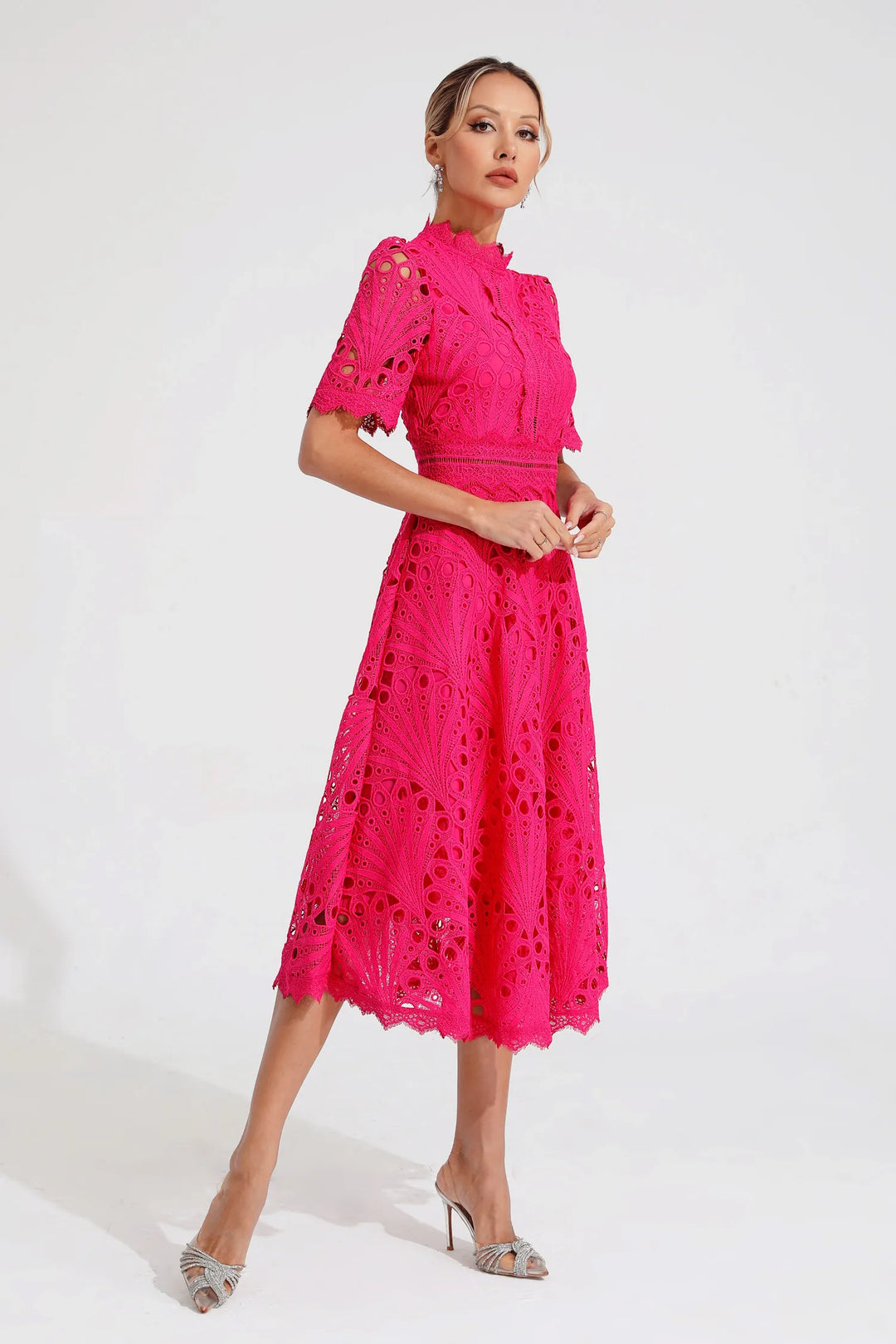 Vestido midi de encaje femenino exquisito, moderno y glamoroso con diseño recortado