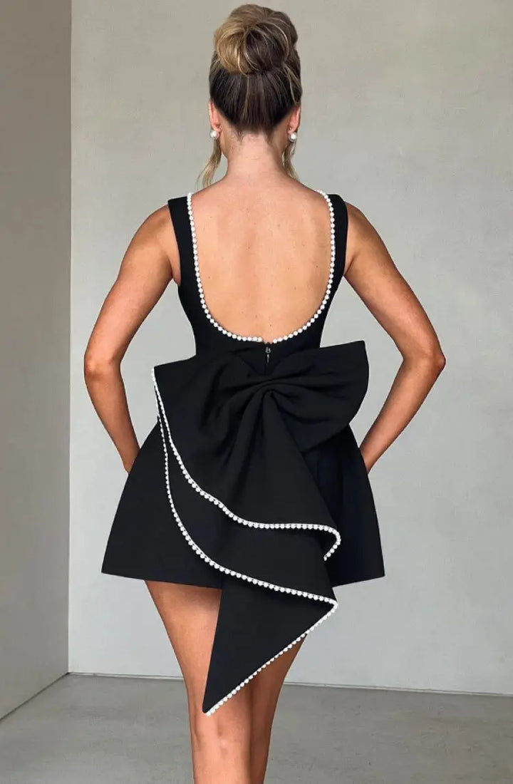 Elegancka, podkreślająca sylwetkę, wieczorowa mini sukienka na imprezę dla kobiet