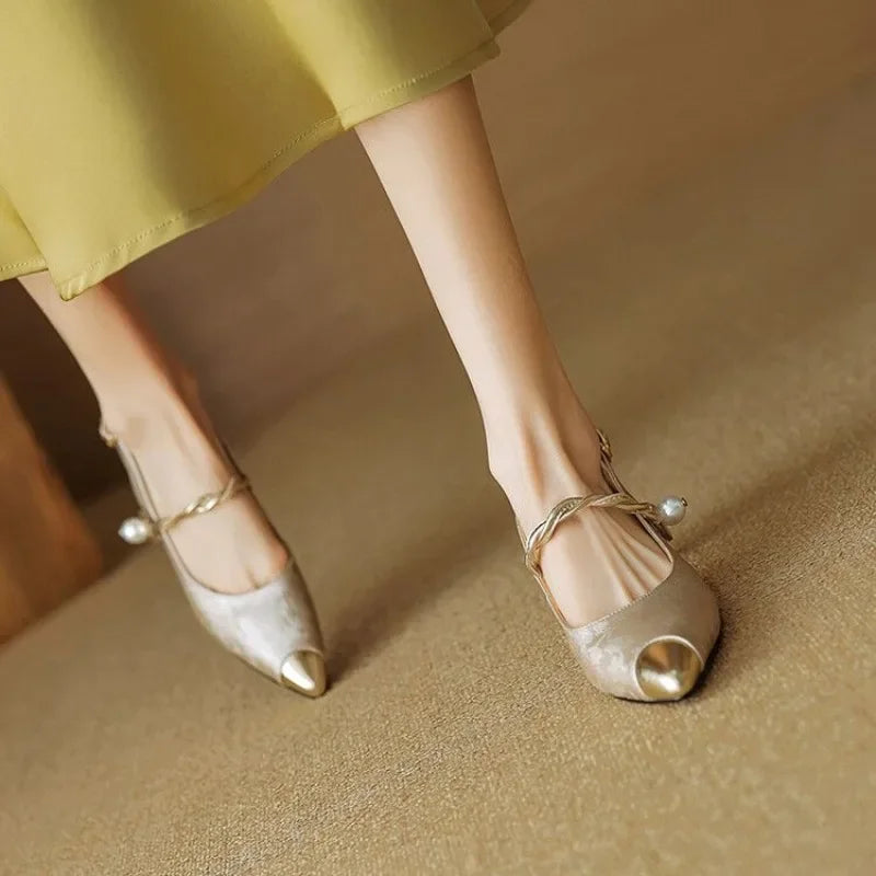 Tacones slingback con correa de perlas