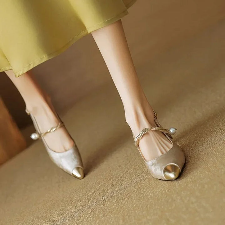 Tacones slingback con correa de perlas