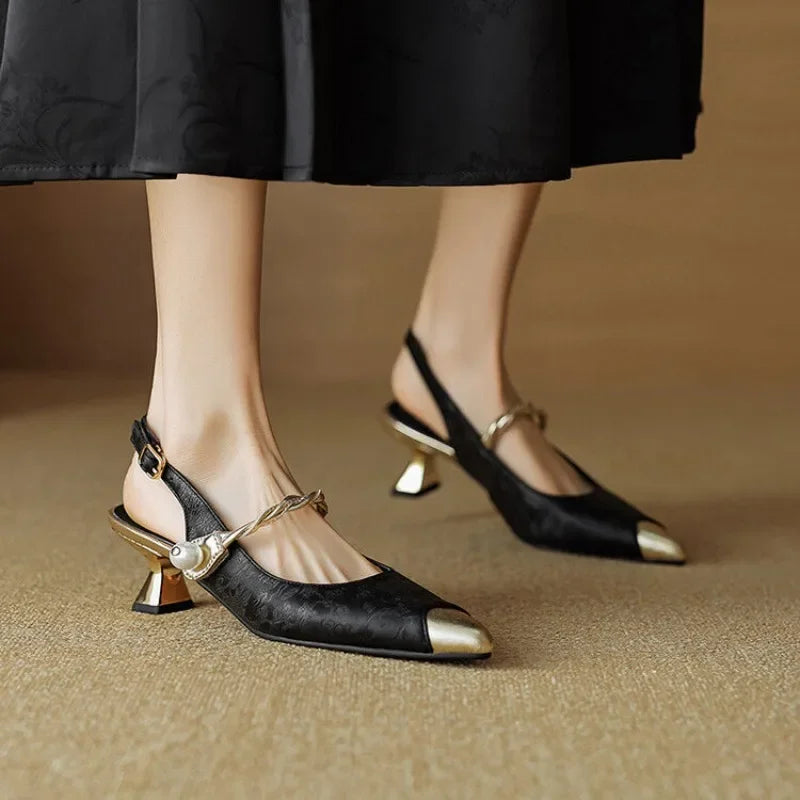 Tacones slingback con correa de perlas