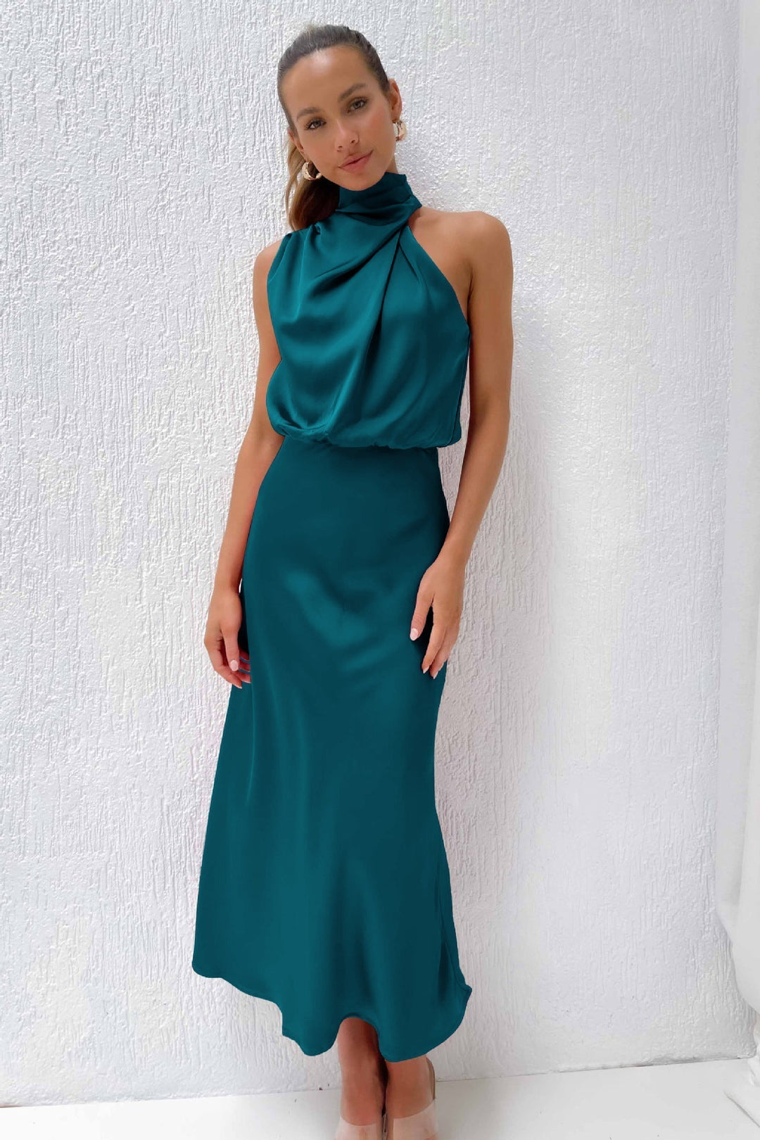Elegancka wieczorowa sukienka midi na szyję