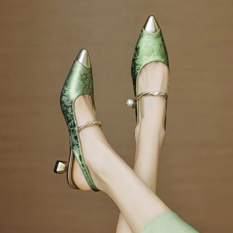 Tacones slingback con correa de perlas