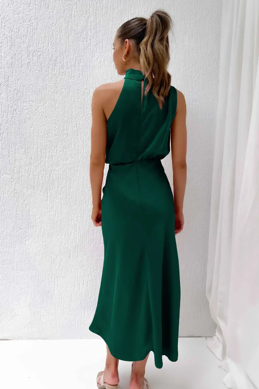 Elegancka wieczorowa sukienka midi na szyję