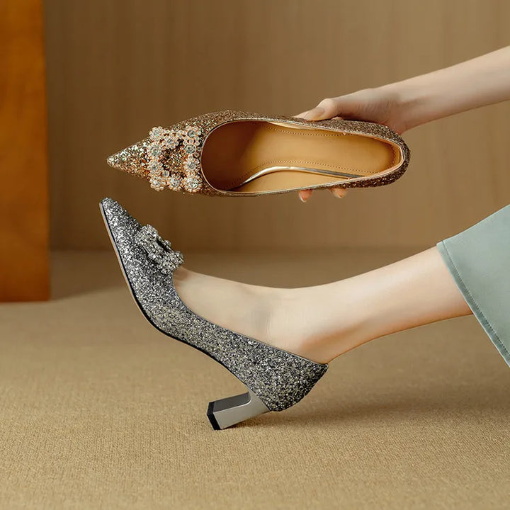 Tacones con hebilla de cristal brillante