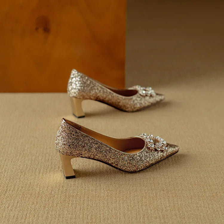 Tacones con hebilla de cristal brillante