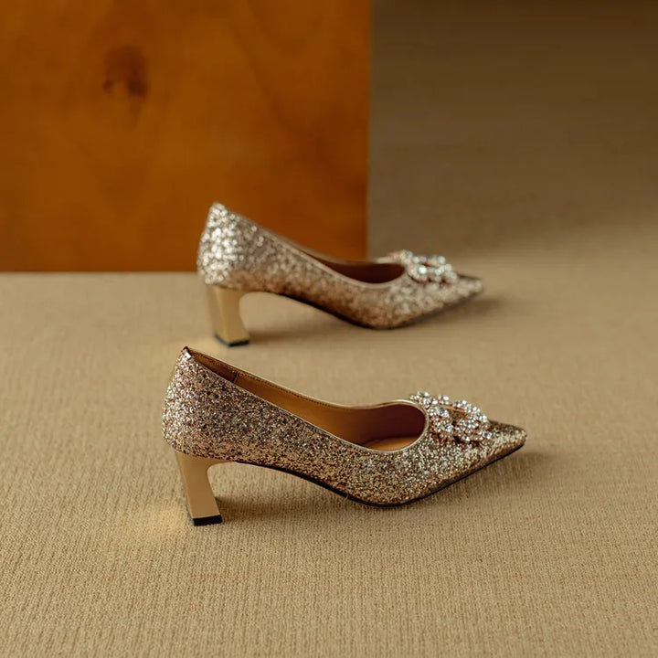 Tacones con hebilla de cristal brillante