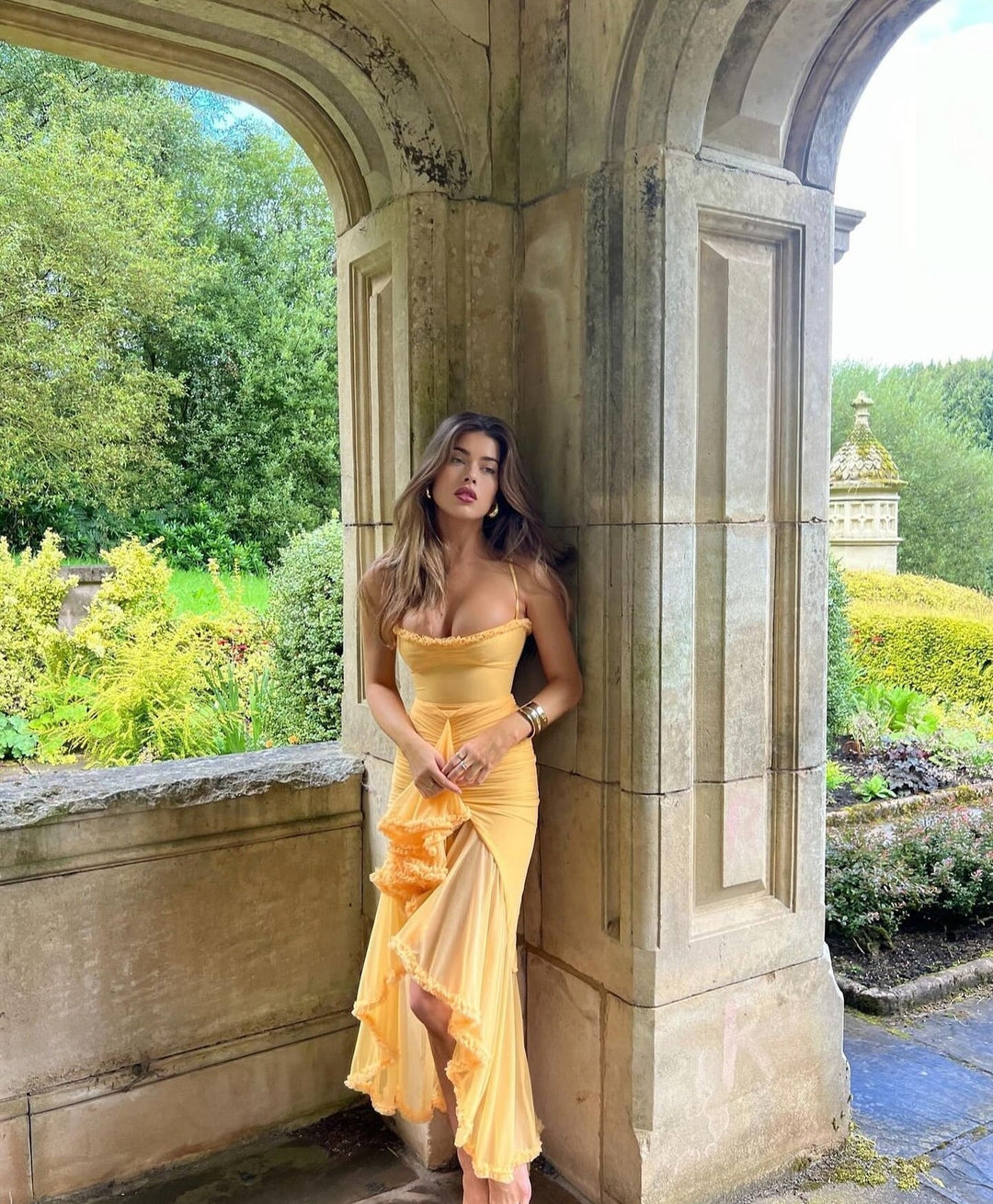 Vestido largo fruncido de encaje con silueta femenina
