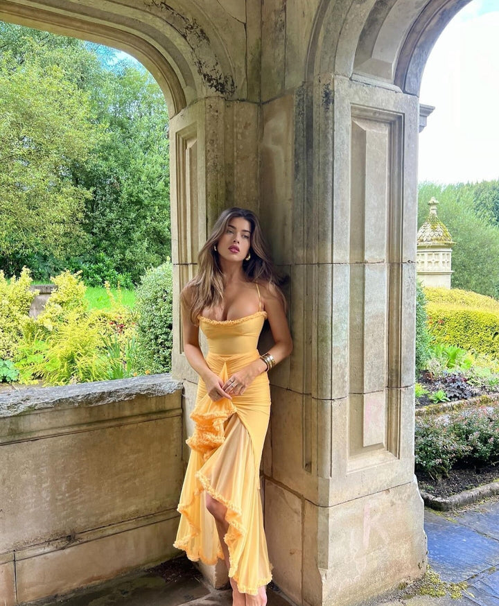 Vestido largo fruncido de encaje con silueta femenina
