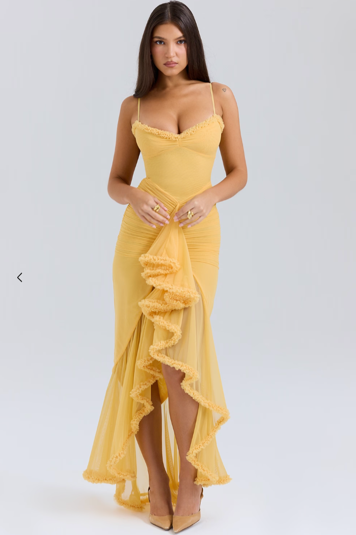 Vestido largo fruncido de encaje con silueta femenina