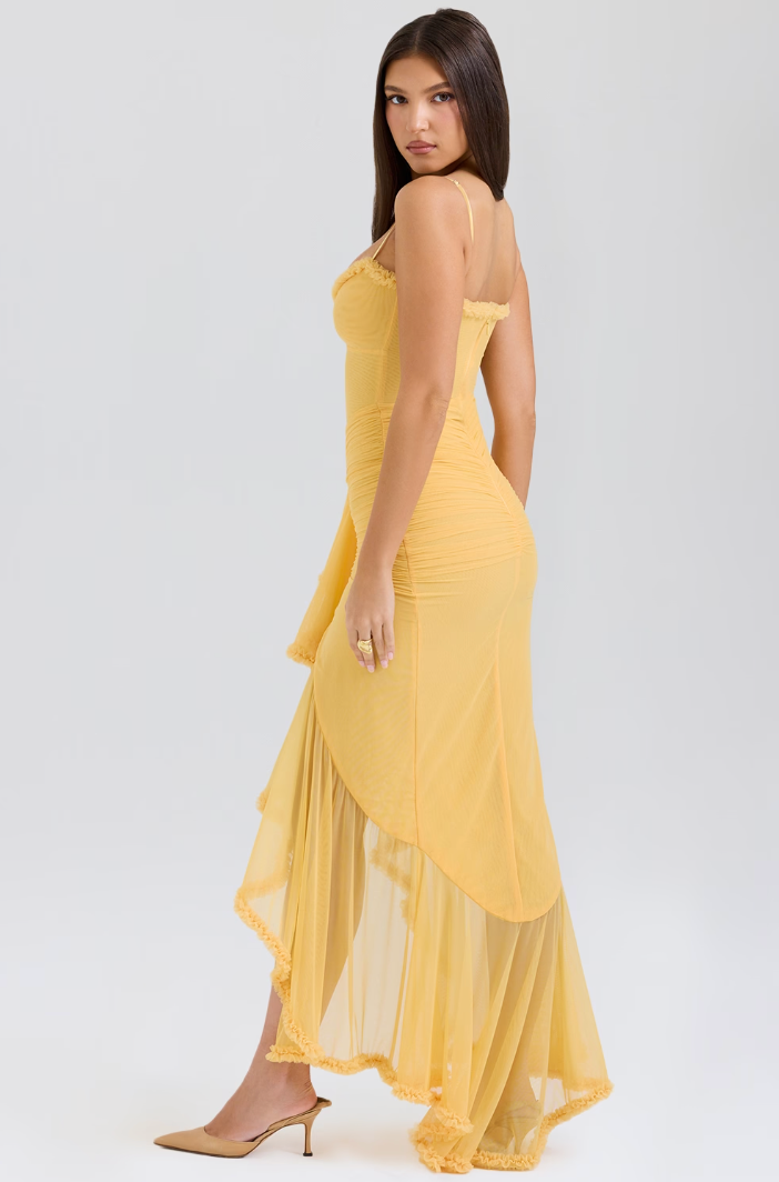 Vestido largo fruncido de encaje con silueta femenina