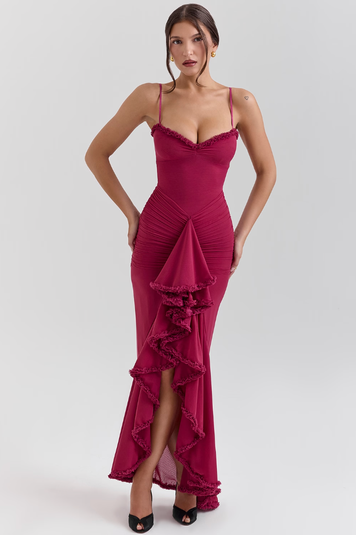 Vestido largo fruncido de encaje con silueta femenina