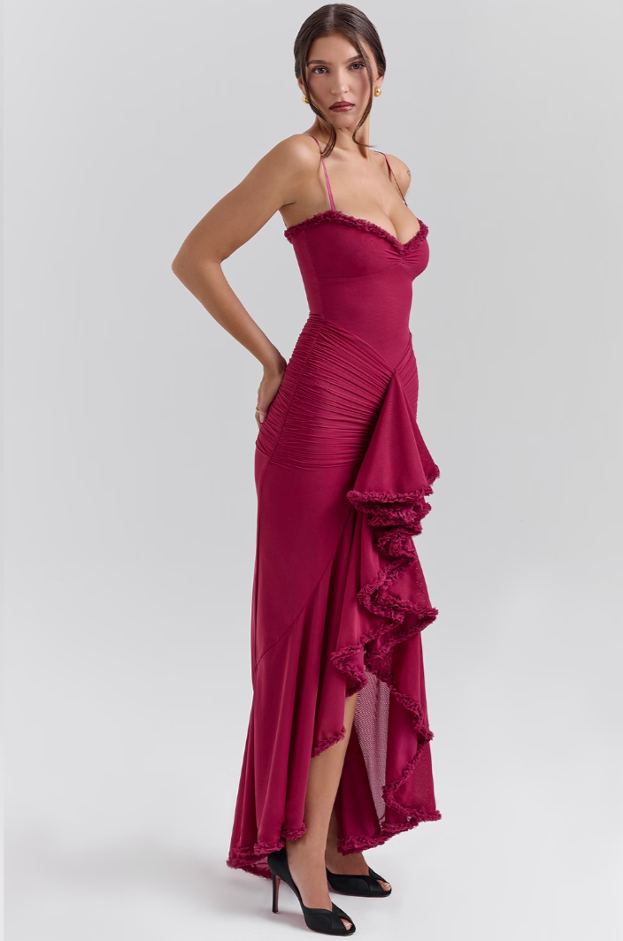 Vestido largo fruncido de encaje con silueta femenina