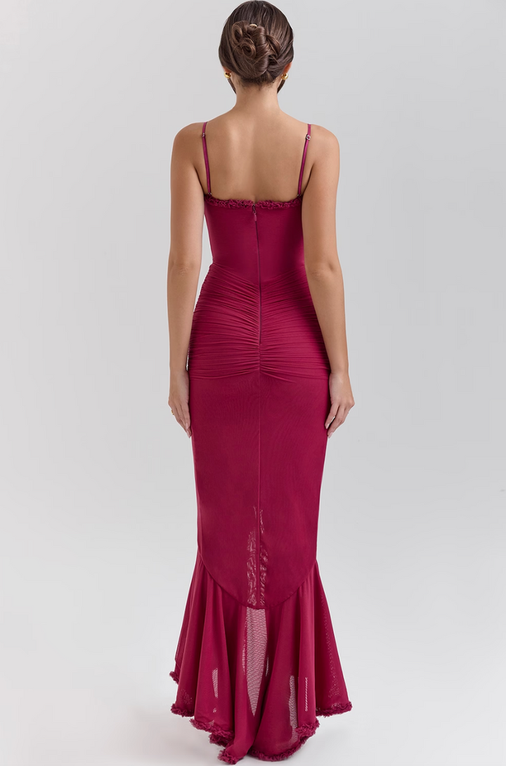 Vestido largo fruncido de encaje con silueta femenina