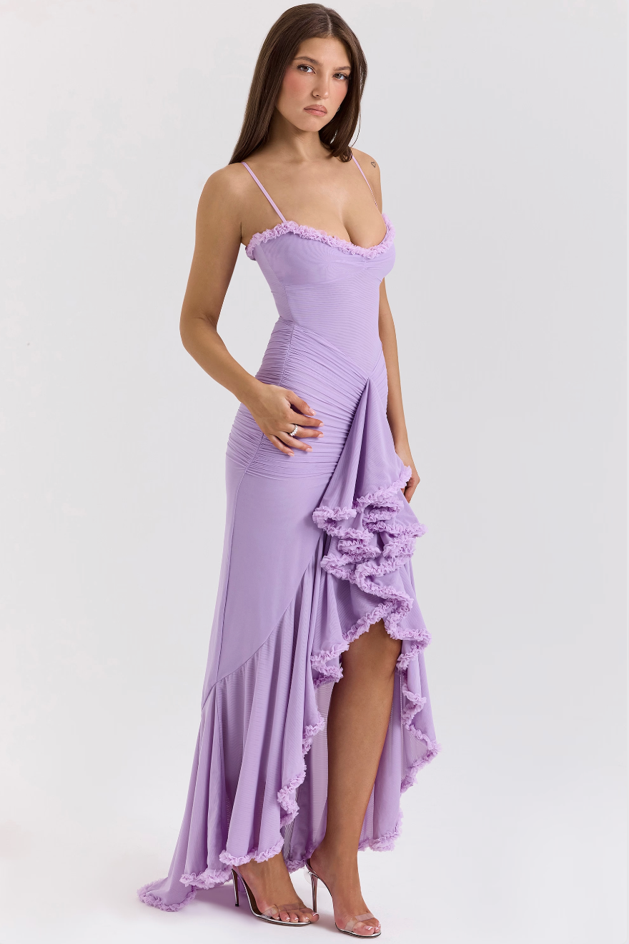 Vestido largo fruncido de encaje con silueta femenina