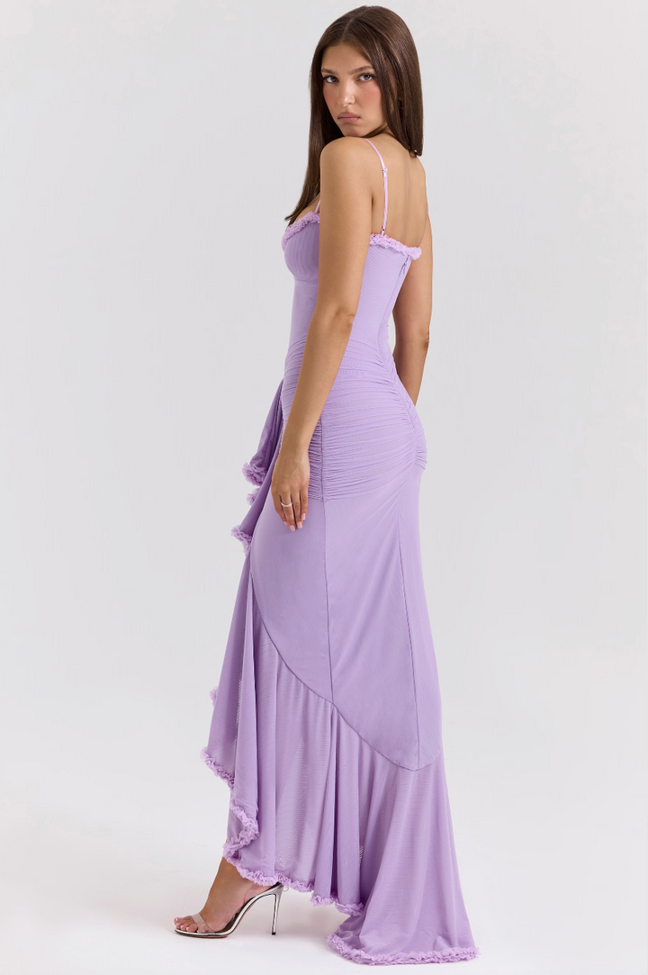 Vestido largo fruncido de encaje con silueta femenina