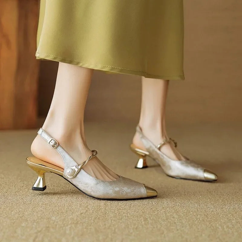 Tacones slingback con correa de perlas