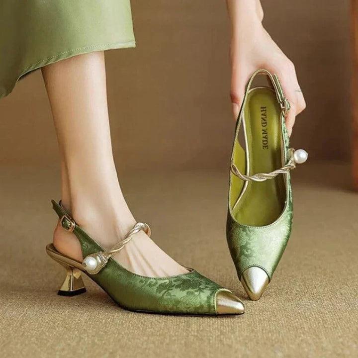 Tacones slingback con correa de perlas