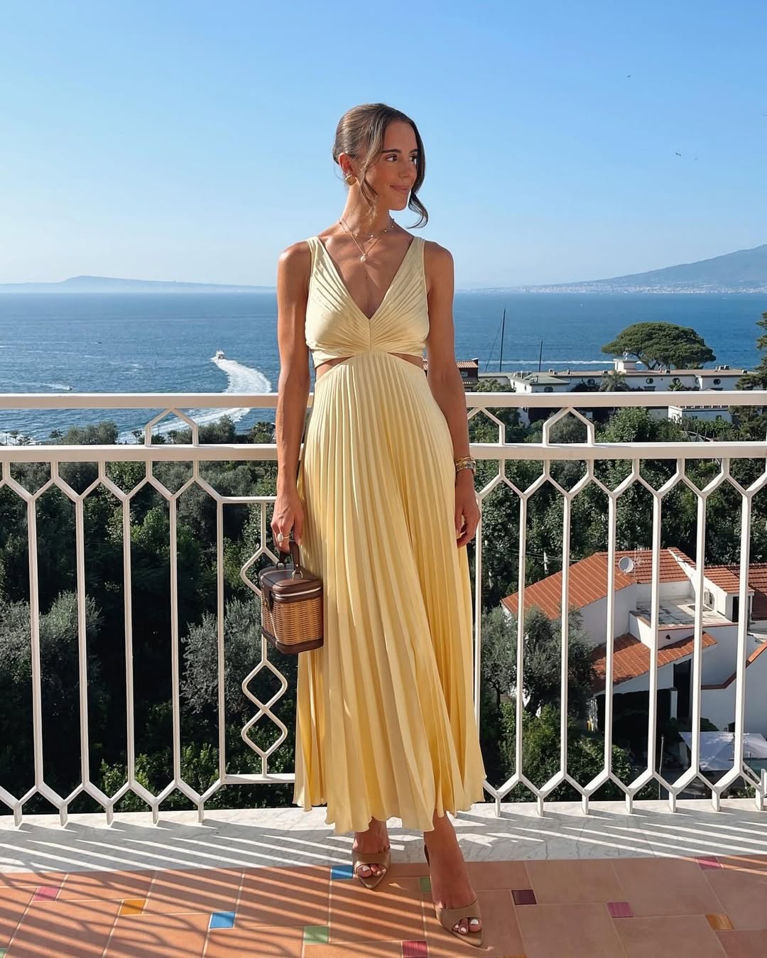 Wieczorowa sukienka maxi z eleganckim dekoltem w serek