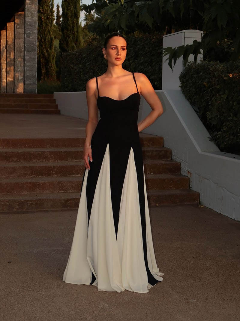 Elegancka sukienka maxi w kontrastowych kolorach