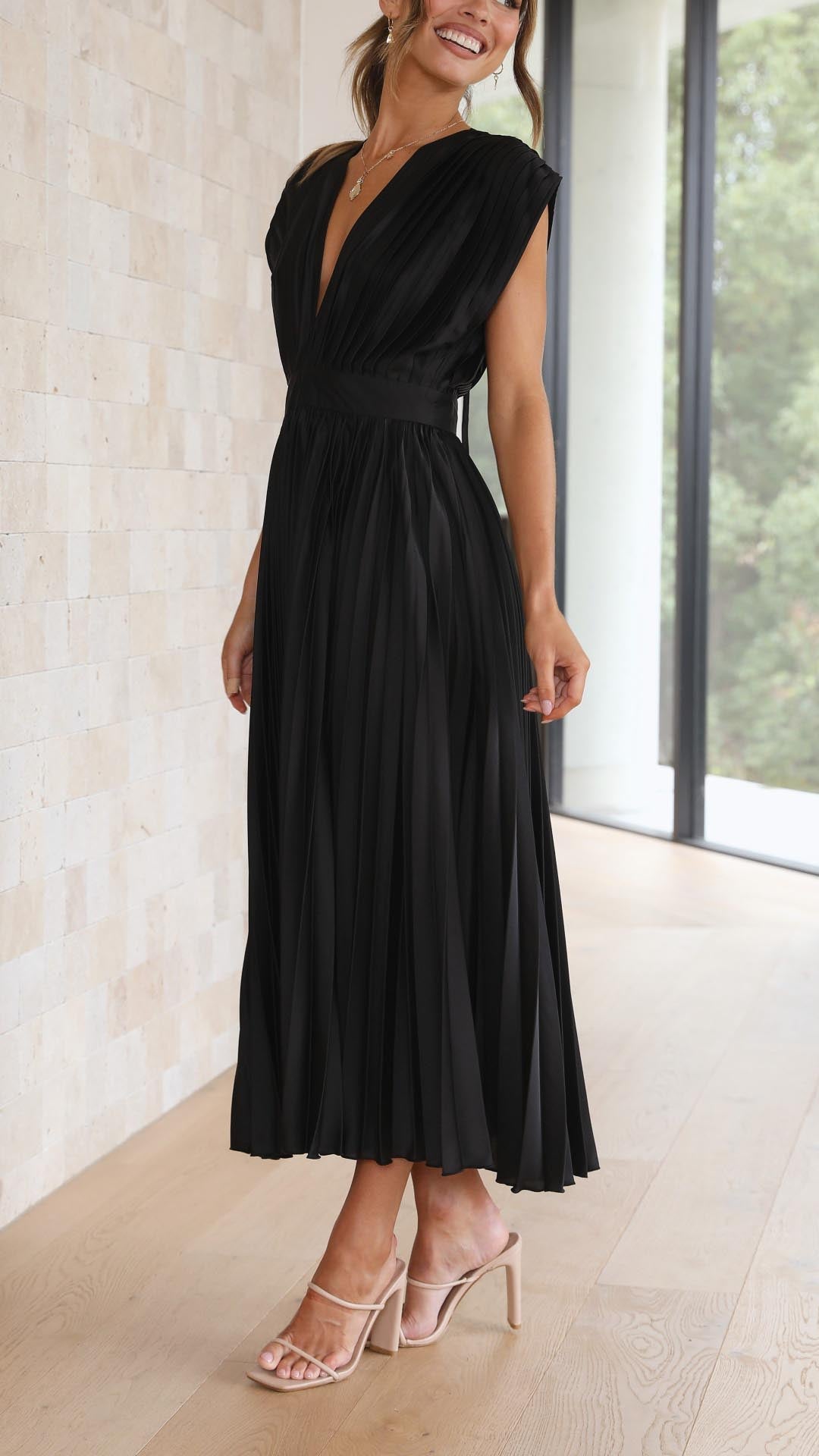 Elegancka plisowana sukienka maxi