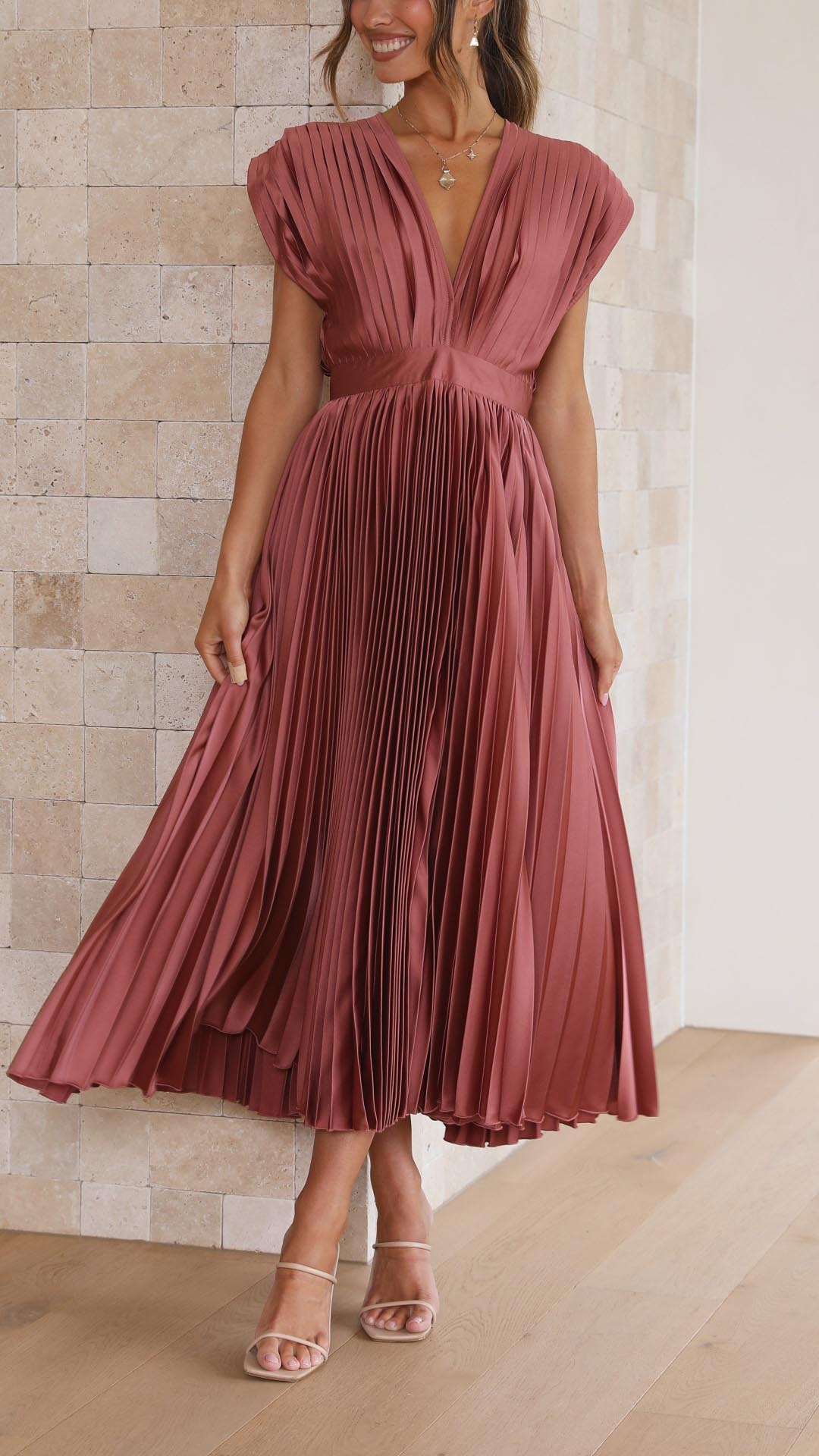 Elegancka plisowana sukienka maxi