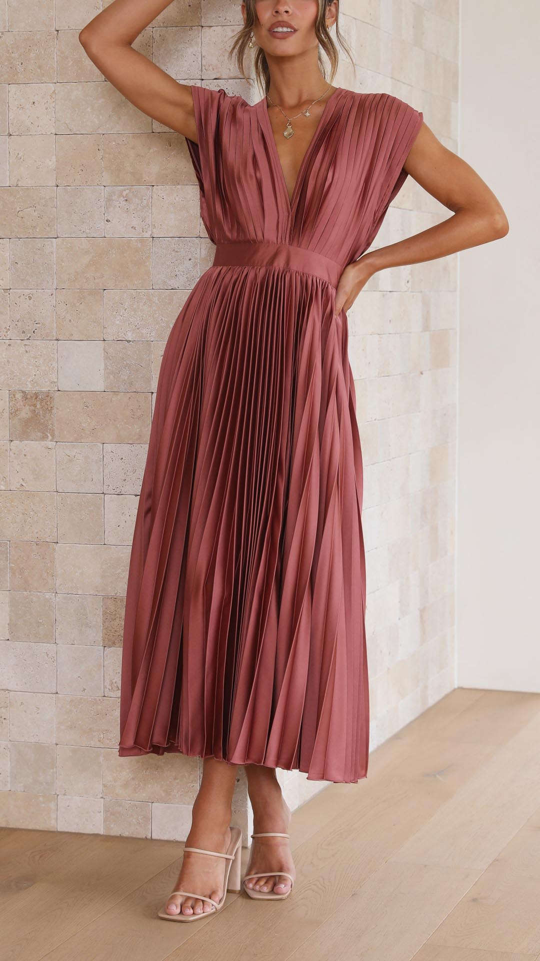 Elegancka plisowana sukienka maxi