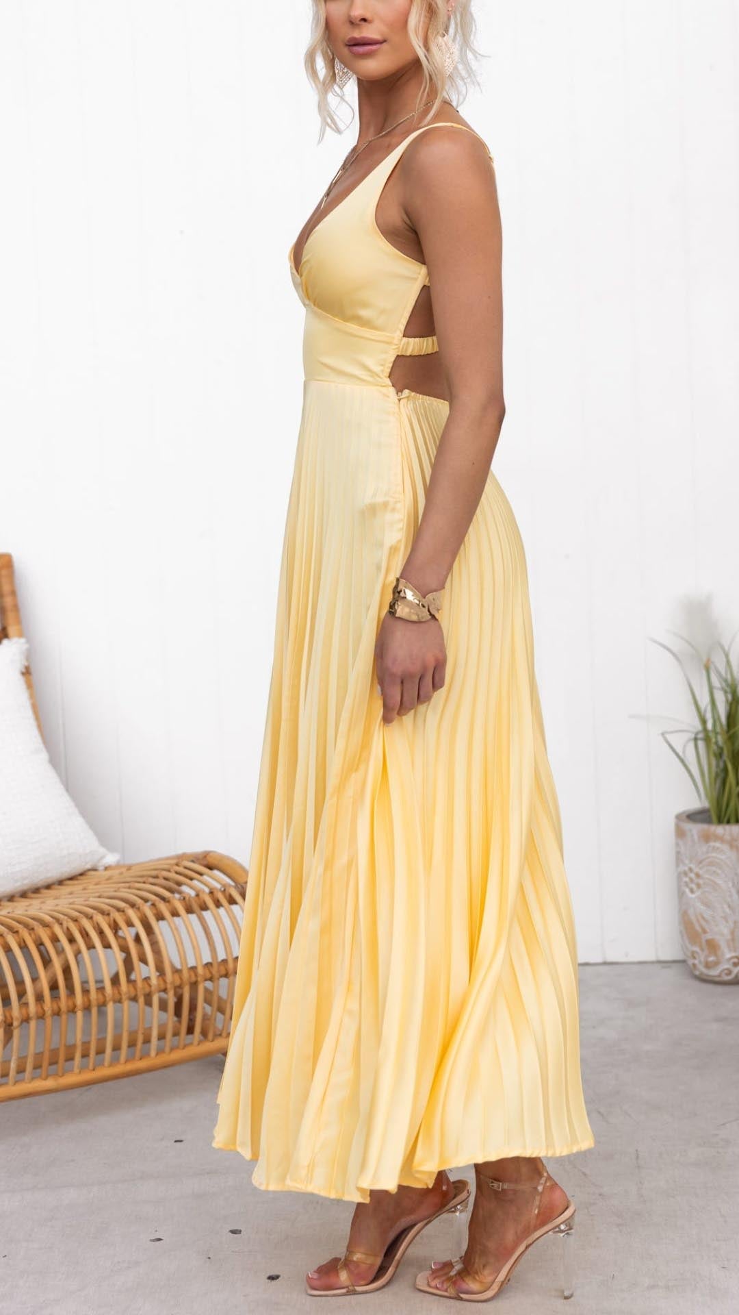 Vestido largo plisado con escote en V para bodas formales