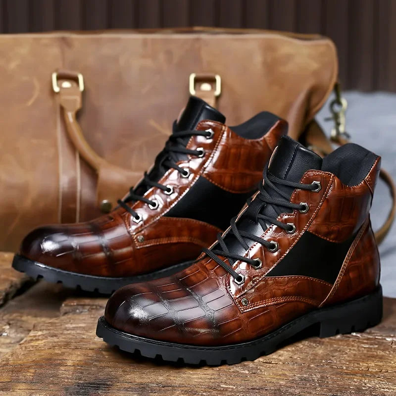 Botas de hombre modernas para aventura y combate al aire libre con relieve en el tobillo