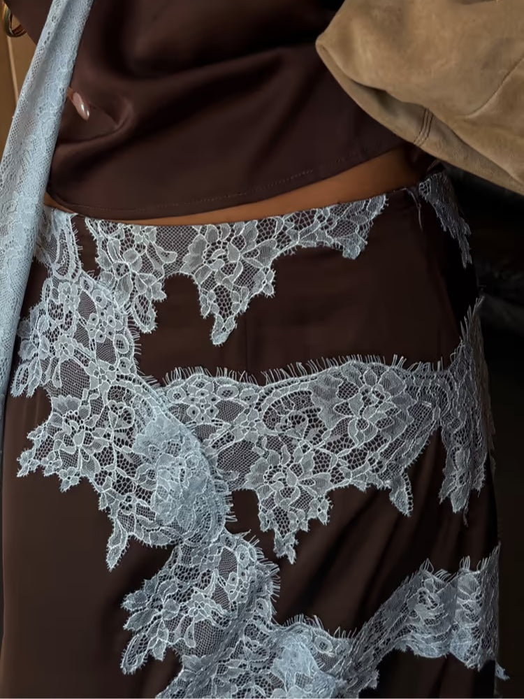 Komplet z bluzką i spódnicą z koronkowymi detalami