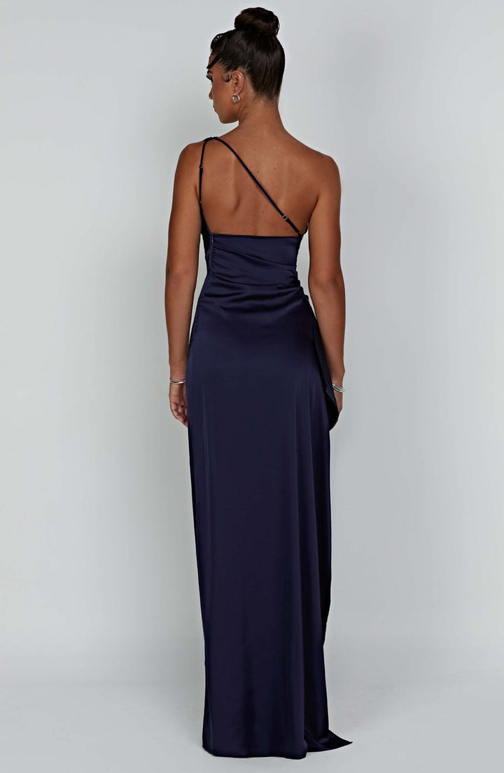 Vestido largo bodycon de satén con un solo hombro para invitadas de boda