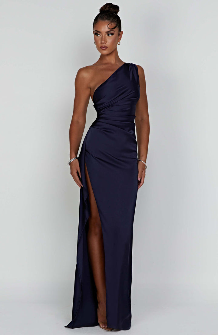 Vestido largo bodycon de satén con un solo hombro para invitadas de boda