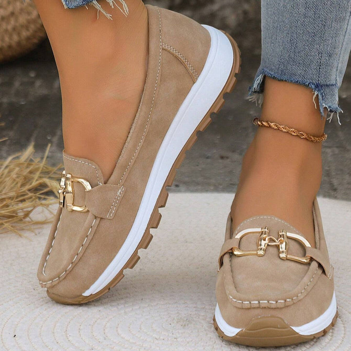Mocasines casuales con hebilla dorada