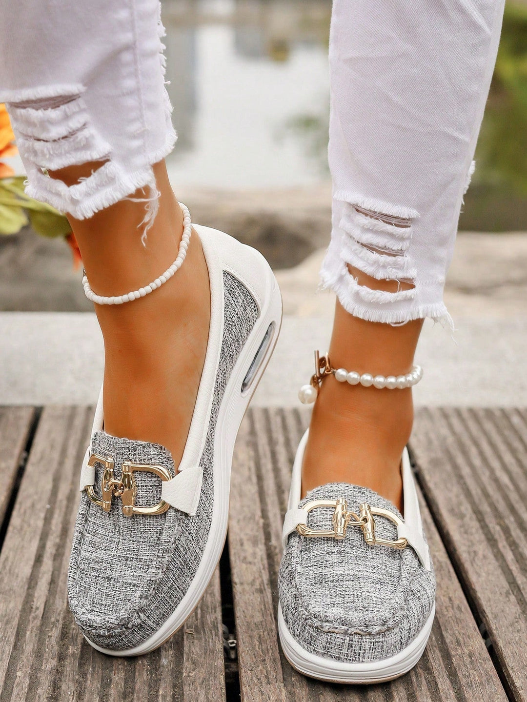 Mocasines casuales con hebilla dorada