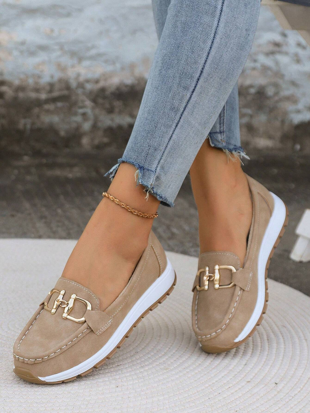 Mocasines casuales con hebilla dorada